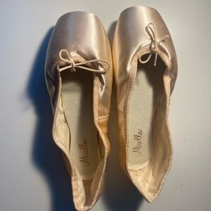 New Without Tags - Mirella pointe shoes - M101A - Size 7